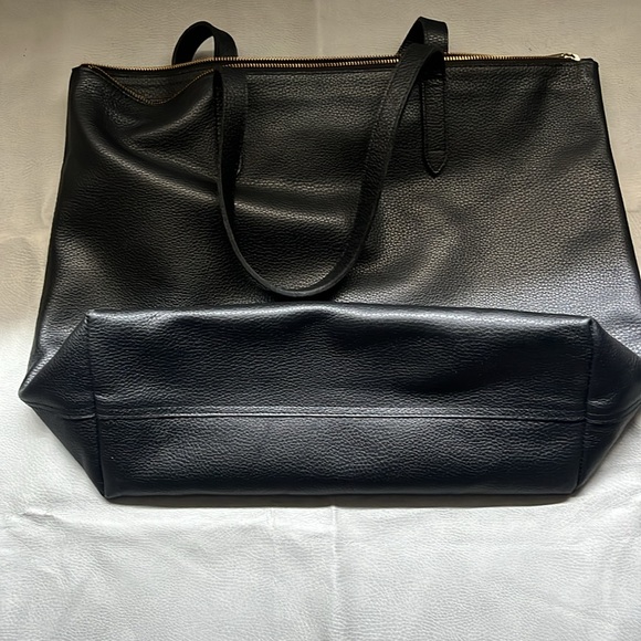 Cuyana Classic  Leather Zippered Tote - Picture 4 of 6